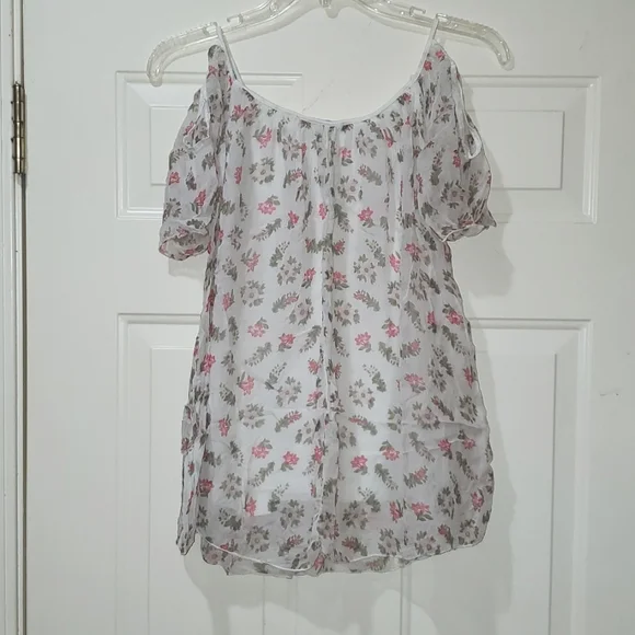 💥Sale 3/$30 Dolce Ragazza Floral Cold Shoulder Short Sleeve Blouse - Picture 4 of 4